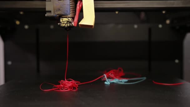3D technology the printer prints part from plastic cable thread close up. — Stock Video