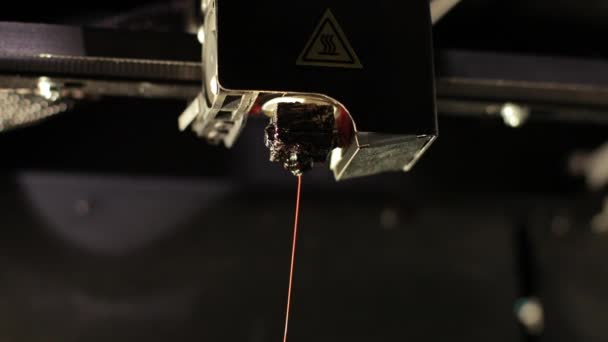 3D nyomtató technológia fej nyomatok piros része műanyag kábel szál közeli. — Stock videók