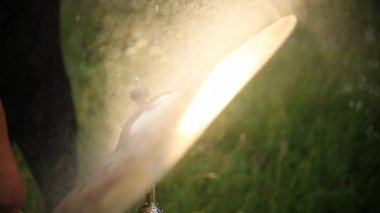 Davulcu ıslak davul zil isabet ve yavaş hareket tesıçrayan su