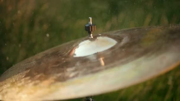 Drummer hitting on wet drum cymbal, and the water splashing in slow motion — Stock Video
