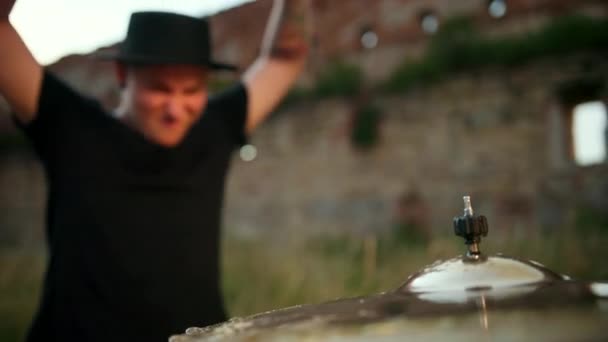Musicista batterista che colpisce sul tamburo bagnato piatti e spruzzi d'acqua al rallentatore — Video Stock