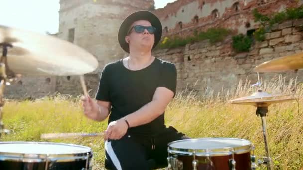 Musician drummer, playing drum set and cymbals, on street in Sunny weather — Stock Video