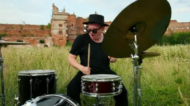 Musician drummer, playing drum set and cymbals, on street in Sunny weather — Stock Video