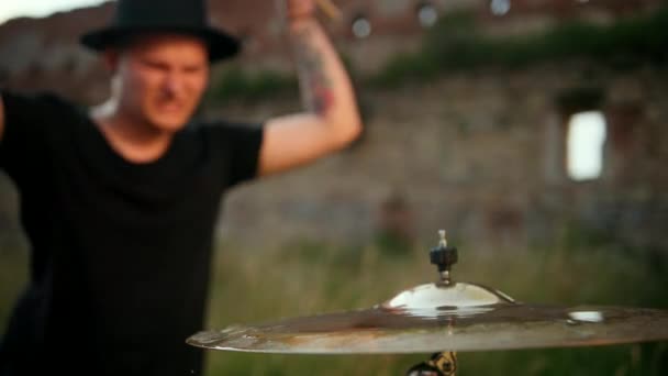 Músico baterista batendo no tambor molhado címbalo e água espirrando em câmera lenta — Vídeo de Stock
