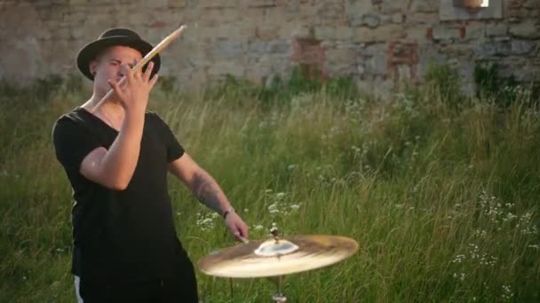Schlagzeuger schlägt auf nasses Trommelbecken und Wasser plätschert in Zeitlupe — Stockvideo