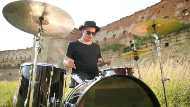 Музичний барабанщик, грає на барабанній установці і цимбалах, на вулиці в сонячну погоду — стокове відео