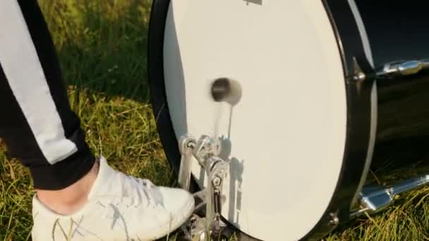 Baterista, tocando el tambor, el pie presiona el pedal del tambor en la calle — Vídeos de Stock