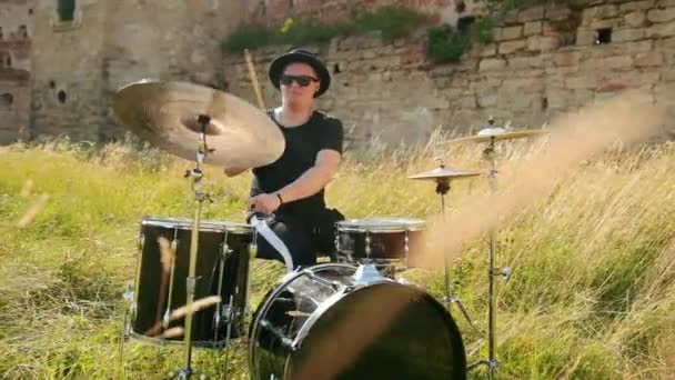 Baterista músico vestido de chapéu preto, tocando bateria e pratos, na rua — Vídeo de Stock