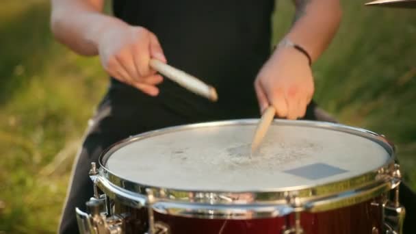 Professionell trumslagare, spelar trumset och cymbaler, på gatan, närbild — Stockvideo