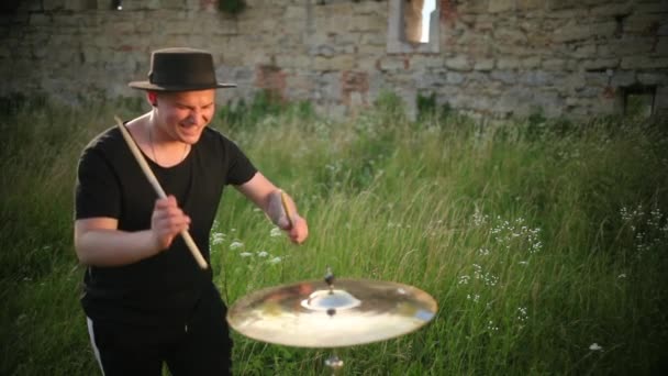 Drummer muzikant slaan op natte trommel bekken en water spatten in slow motion — Stockvideo