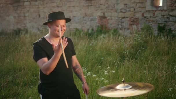Drummer muzikant slaan op natte trommel bekken en water spatten in slow motion — Stockvideo