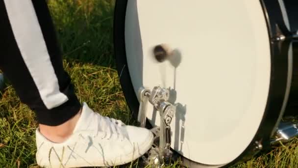 Homem baterista, tocando o conjunto de tambor, pé pressiona o pedal do tambor na rua — Vídeo de Stock