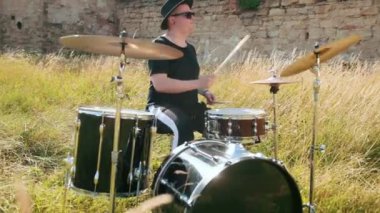 müzisyen davulcu, davul seti ve ziller, Sunny havalarda sokakta oynarken