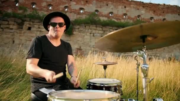 Baterista músico vestido con ropa negra, sombrero, tocando el tambor y platillos — Vídeos de Stock