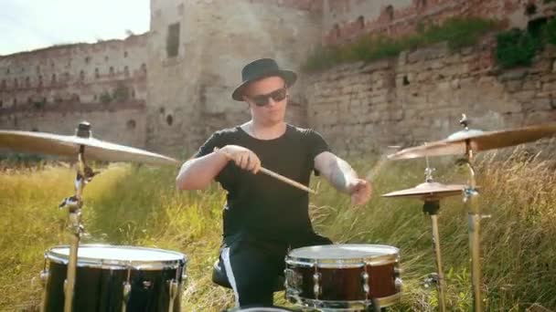 Müzisyen davulcu siyah giysiler, şapka giymiş, davul seti ve ziller çalma — Stok video