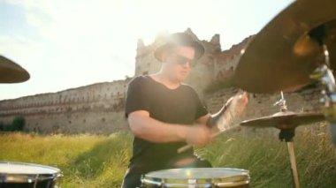 siyah şapka giymiş müzisyen davulcu, davul seti ve ziller, sokakta oynuyor