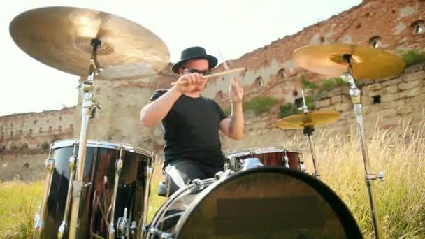 Musicien batteur, jeu de tambour et cymbales, dans la rue par temps ensoleillé — Video