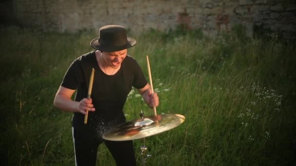 Drummer muzikant slaan op natte trommel bekken en water spatten in slow motion — Stockvideo