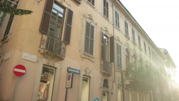 Old houses of the ancient Italian city of Milan with beautiful Windows — Stock Video