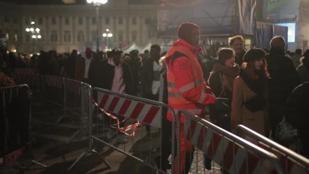Multidão de pessoas volta para casa depois do fim do concerto, em frente aos socorristas — Vídeo de Stock