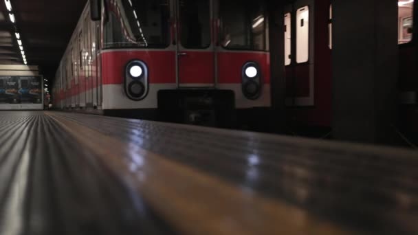 Vůz metra přijíždí na stanici metra. — Stock video