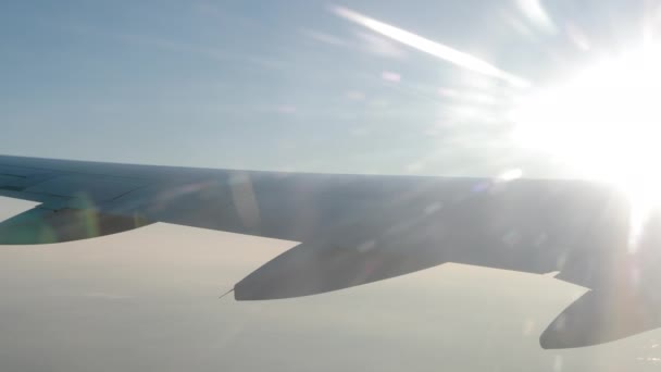 Ala de un avión que vuela en el aire, cámara lenta, poca niebla y la luz del sol . — Vídeo de stock