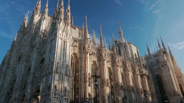 De hoofdgevel van de Duomo in Italië. Beroemde kathedraal in Milaan. — Stockvideo
