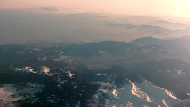 Pohled z ptačí perspektivy na Alpy. Zasněžené vrcholky a ranní opar. — Stock video