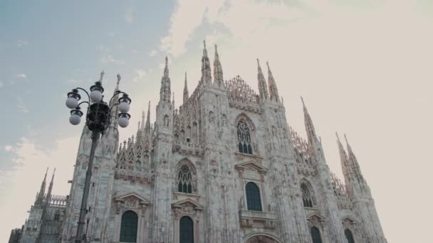 Den viktigaste fasaden av Duomo i Italien. Berömd katedral i Milano. — Stockvideo