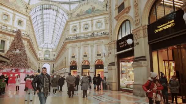 Shopping nella galleria italiana di fama mondiale a Milano. Molta gente — Video Stock