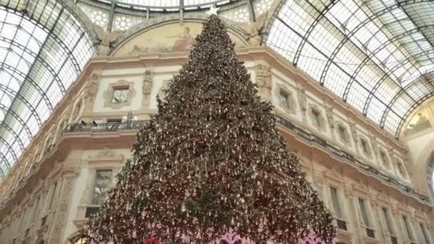Низкий ангельский вид на рождественское дерево в галерее Витторио Эмануэле Ии . — стоковое видео
