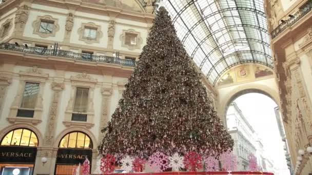 Торговля в дорогом торговом центре в Милане, Италия. Рождественская елка посередине — стоковое видео