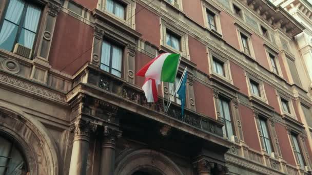 Antiguo edificio italiano, banderas de Inglaterra, Italia y la Unión Europea ondeando . — Vídeos de Stock