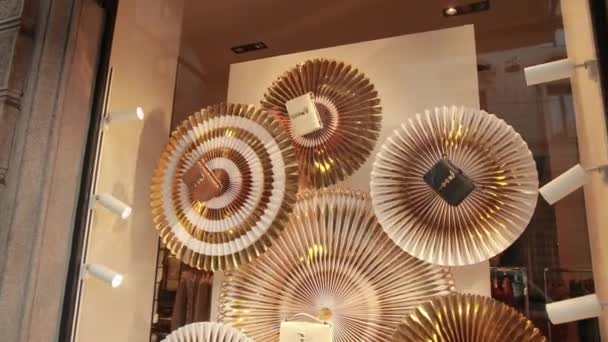 スタイリッシュな金色のハンドバッグ、高価なイタリアの店の窓のクラッチ — ストック動画