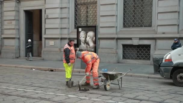 Due dipendenti del servizio stradale riparano la strada con una crosta — Video Stock