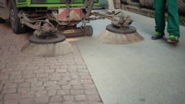 Schoonmaakmachine borstels Schoon bestrating en zijweg van puin, Vuil — Stockvideo