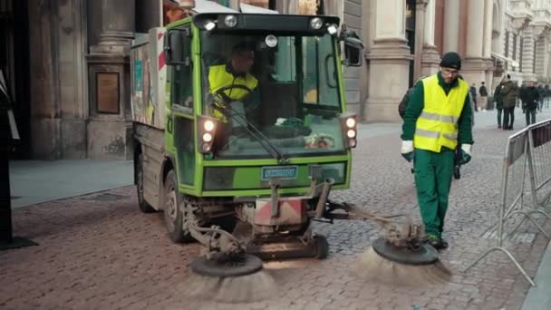 Machine de nettoyage verte nettoie les pavés et la route de la ville de la saleté — Video