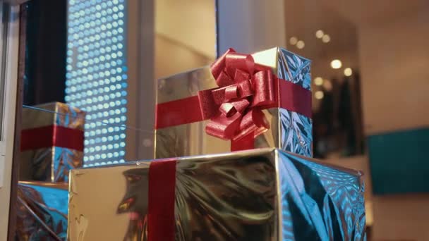 Cajas de regalo de color dorado con cinta roja están esperando al propietario, sorpresa embalada — Vídeo de stock
