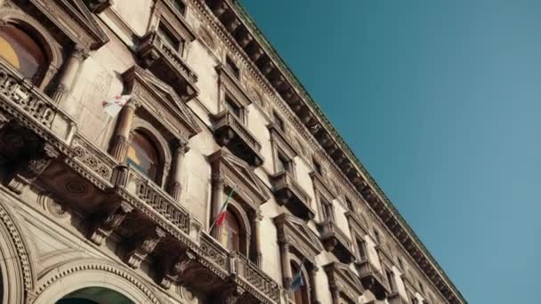 Casa italiana com muitas janelas. Bandeiras da Itália, Inglaterra e União Europeia — Vídeo de Stock