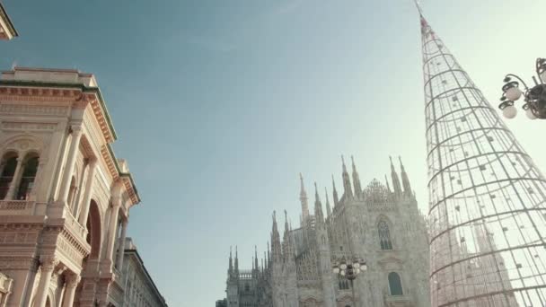 Catedral de Duomo em Milão, Itália, ao lado de uma árvore de Natal de armação metálica . — Vídeo de Stock