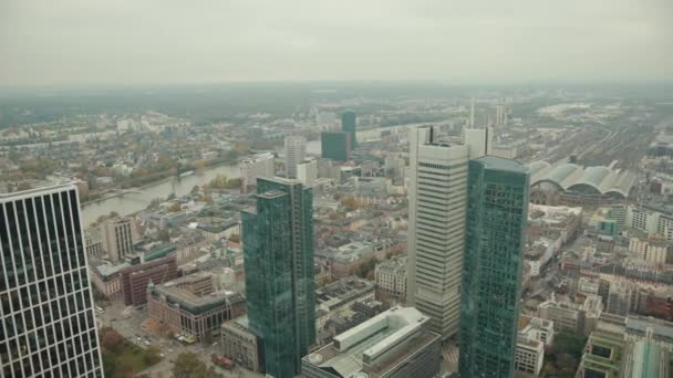 Panorama della moderna città costosa e ricca di Francoforte sul Meno in Germania vista dall'alto — Video Stock