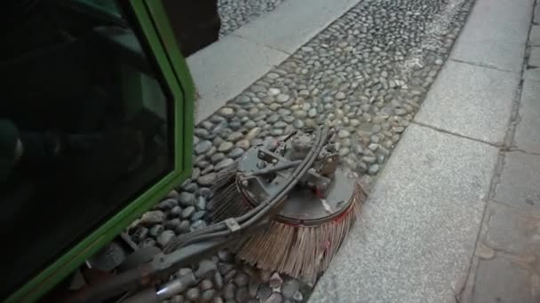 La máquina de limpieza trabaja en las calles de la ciudad sopla lejos y chupa la basura, el polvo — Vídeos de Stock