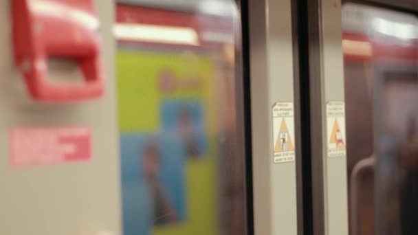 Automatisierte U-Bahn-Autotüren öffnen sich, wartende U-Bahn-Fahrgäste. Unklarer Hintergrund — Stockvideo