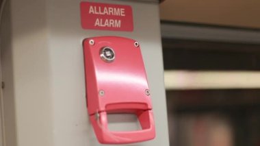 Acil durum freni, araba kullanırken kullanılan metro vagonunda kırmızıdır.