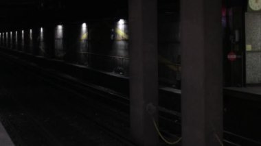 Boş Yeraltı Madeni. Karanlık, Parlak Duvar Işığı, Parça, İstasyon Bekleme Treni