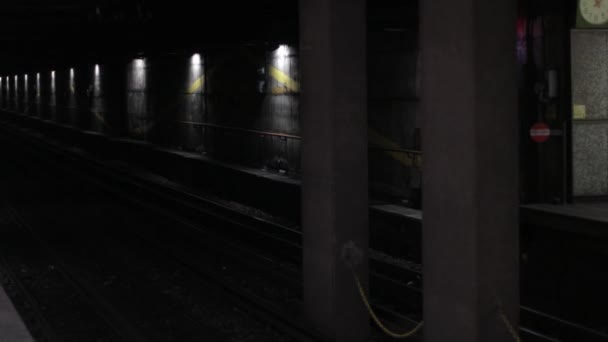 Pusta podziemna kopalnia. Ciemne, świecące światło ścienne, tor, dworzec kolejowy — Wideo stockowe