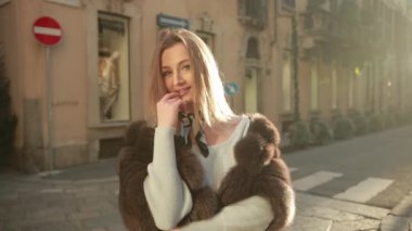 Kadın Avrupa 'nın güzel şehri Milan' da baştan çıkarıcı pozlar veriyor..