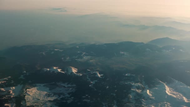 Pohled z ptačí perspektivy na Alpy. Zasněžené vrcholky a ranní opar. — Stock video