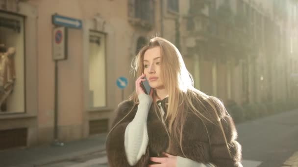 Young blonde woman is talking on the phone, changing emotions, reactions — Stock Video