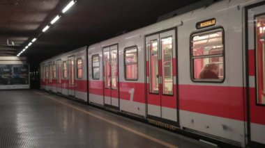 Metro vagonu metro istasyonundan ayrılıyor..